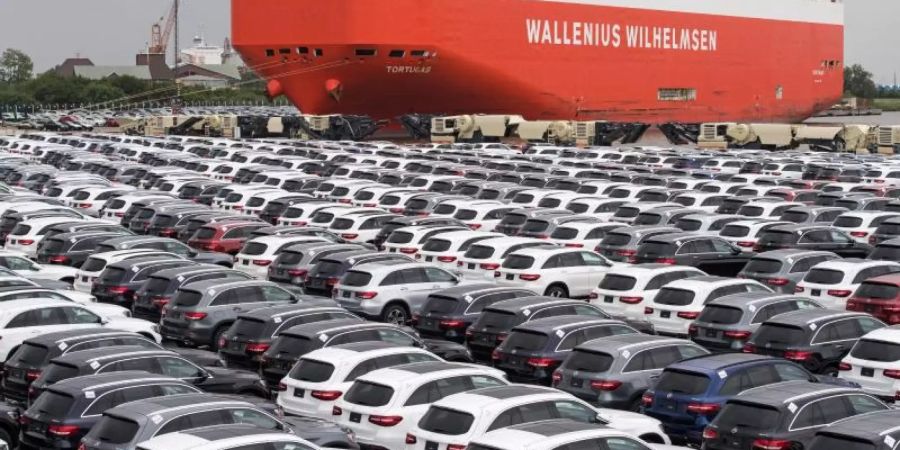 Neuwagen von Mercedes-Benz stehen auf dem Autoterminal in Bremerhaven. Foto: Ingo Wagner