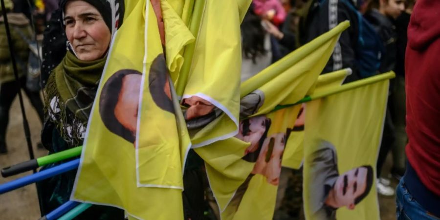 Syrische Kurden demonstrieren für Öcalan