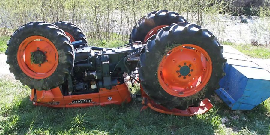 Der Traktor blieb nach dem Unfall mit den Rädern nach oben liegen.