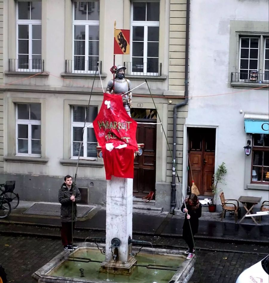 Wieder in Bern: Der Bannerträger in Vollmontur auf dem Rathausplatz wird von den Juso neu eingekleidet.