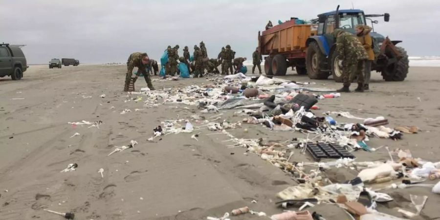 Soldaten der niederländische Armee säubern einen Strand der Insel Schiermonnikoog. Foto: Ministerie van Defensie