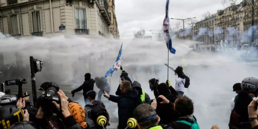 Wasserwerfer gegen Demonstranten in Paris