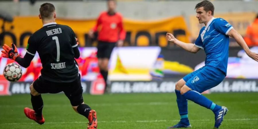Magdeburgs Björn Rother (r) erzielt gegen Dynamo-Torwart Markus Schubert das Tor zum 1:0. Foto: Robert Michael