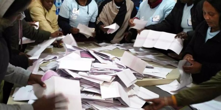 Wahlhelfer zählen in Johannesburg Stimmzettel aus. Foto: Jerome Delay/AP