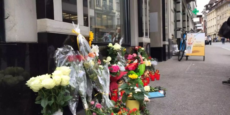 Am 4. August 2017 stach der Beschuldigte einen jungen Mann in der St. Galler Innenstadt nieder. Blumen erinnerten noch Tage danach an die tragische Tat. Das Kreisgericht St. Gallen befasst sich am Donnerstag mit dem Fall. (Archivbild)