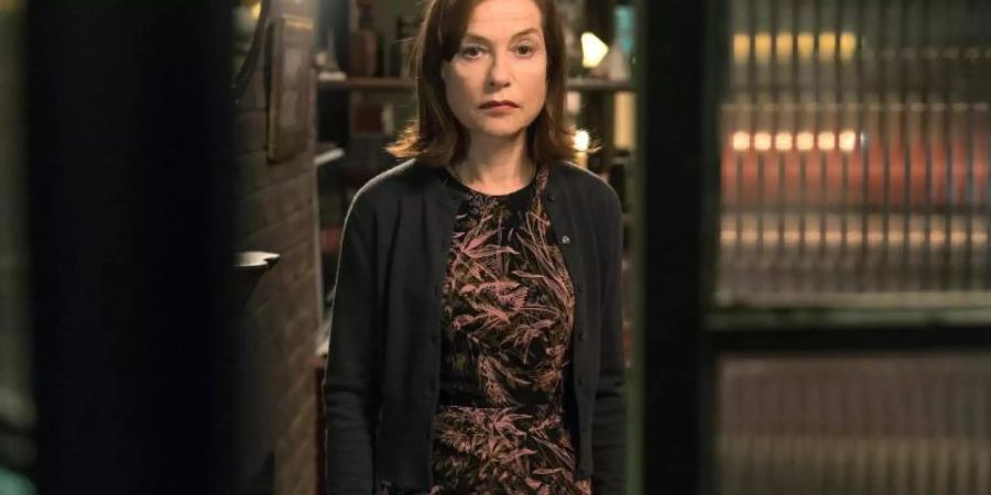 Greta (Isabelle Huppert) gibt die reizende Klavierlehrerin, wird dann aber schnell übergriffig. Foto: Jonathan Hession/capelight pictures
