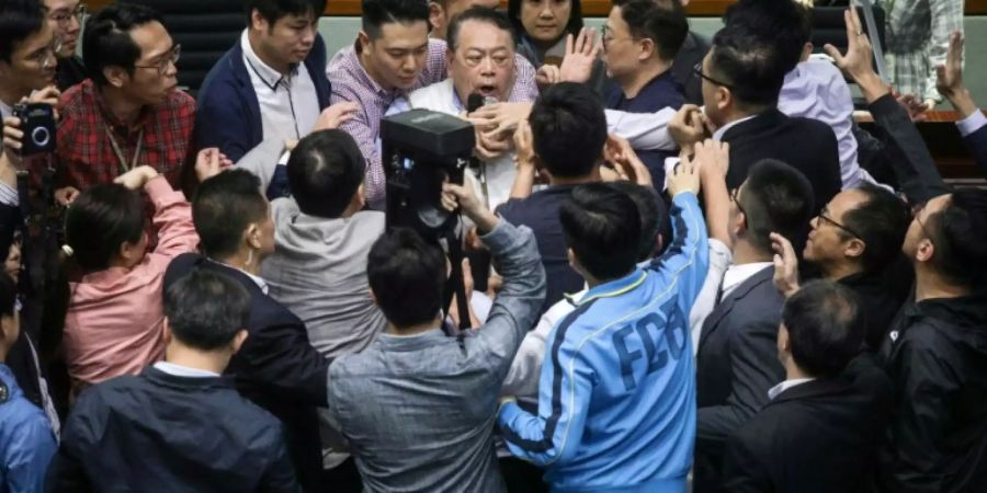 Streit ums Mikrofon in Hongkongs Parlament