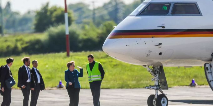 Bundeskanzlerin Angelika Merkel (CDU, 2.v.r.) begutachtet am 13.05.19 den Schaden an ihrem Regierungsflugzeug auf dem Flughafen Dortmund. Angela Merkel Flughafen Dortmund