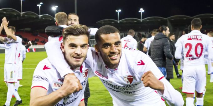 Matchwinner Bastien Thoma (links) freut sich gemeinsam mit Yassin Fortune über die drei wichtigen Punkte Matchwinner Bastien Thoma (links) freut sich gemeinsam mit Yassin Fortune über die drei wichtigen Punkte