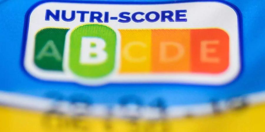 Die Verbraucherorganisation Foodwatch fordert eine rasche Entscheidung für ein neues farbliches Nährwert-Logo für Fertigprodukte. Sie favorisiert das aus Frankreich stammende System Nutri-Score. Foto: Christophe Gateau