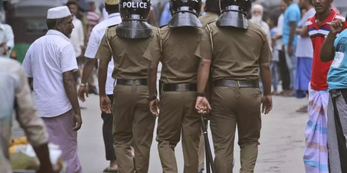 Polizisten patrouillieren in einer muslimischen Nachbarschaft von Colombo, bevor die Freitagsgebete abgehalten werden. Foto: Manish Swarup/AP Polizisten patrouillieren in einer muslimischen Nachbarschaft von Colombo, bevor die Freitagsgebete abgehalten werden. Foto: Manish Swarup/AP