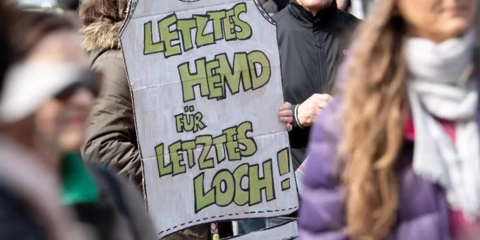 Eine Demonstrantin bringt es in München auf den Punkt: «Letztes Hemd für letztes Loch!» Foto: Sven Hoppe Eine Demonstrantin bringt es in München auf den Punkt: «Letztes Hemd für letztes Loch!» Foto: Sven Hoppe