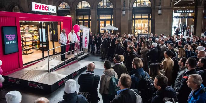 Valora Mitarbeitende und Partner feiern im Zürcher Hauptbahnhof die avec box und den avec X am tag vor der offiziellen Eröffnung. valora läden