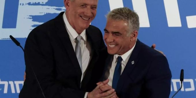 Benny Ganz (l.) hat mit Jair Lapid, dem ehemaligen Finanzminister, ein Bündnis der Mitte gegründet. Foto: Ariel Schalit/AP israel