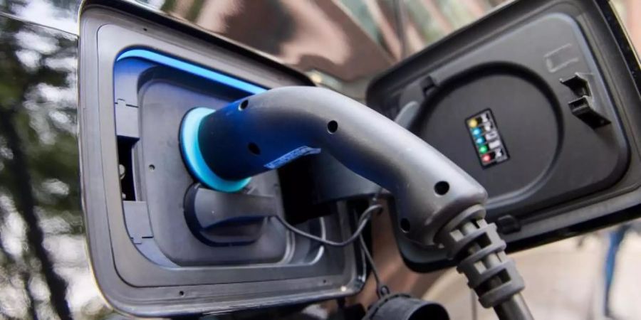 Eine Ladestation für Elektrofahrzeuge in Hamburg. Foto: Daniel Bockwoldt