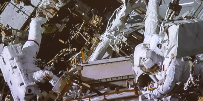 Moskau - ISS-Raumfahrer verbessern Stromversorgung für Roboterarm