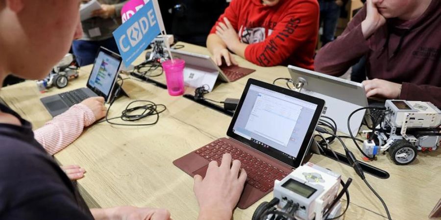 Jugendliche programmieren auf der Didacta am Stand von Microsoft Deutschland Roboter. Foto: Oliver Berg