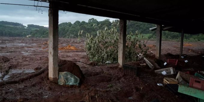 Schlamm bedeckt nach dem Dammbruch einen Markt in Brumadinho (BRA). Schlammlawine