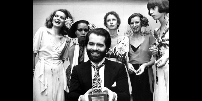 Karl Lagerfeld zeigt sich mit einer Auszeichung und fünf Models 1973. Karl Lagerfeld 1973