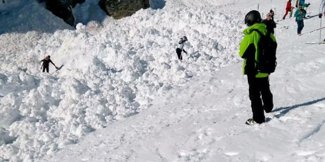 Rettungskräfte im Schnee.