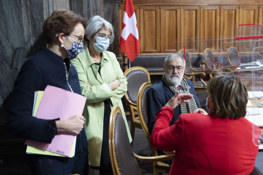 Gleich drei Ständeratsmitglieder der SP kandidieren für den Bundesrat: Eva Herzog, vorne links, Elisabeth Baume-Schneider, im grünen Mantel und Daniel Jositsch, nicht im Bild.