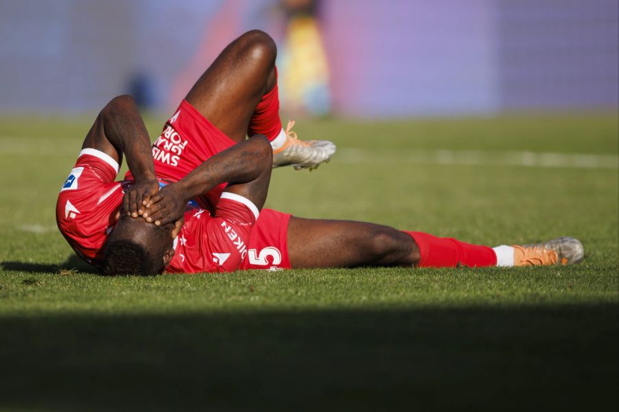 Sion-Star Mario Balotelli liegt im Spiel gegen den FCZ am Boden.