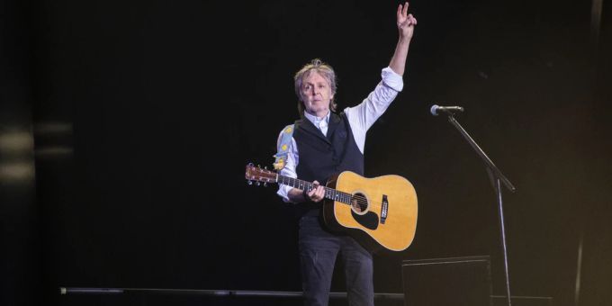 Ex-Beatle Paul McCartney spielte die nun versteigerte Gitarre auf seiner diesjährigen Sommer-Tour. new york
