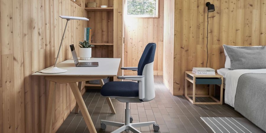 Humanscale produziert den Bürostuhl Path unter anderem aus Fischernetzen, PET-Plastikflaschen und anderem Alltagsplastikmüll.