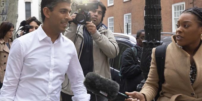 dpatopbilder - Rishi Sunak (l), ehemaliger Finanzminister von Grossbritannien, verlässt sein Wahlkampfbüro. Foto: Belinda Jiao/PA Wire/dpa dpatopbilder - Rishi Sunak (l), ehemaliger Finanzminister von Grossbritannien, verlässt sein Wahlkampfbüro. Foto: Belinda Jiao/PA Wire/dpa