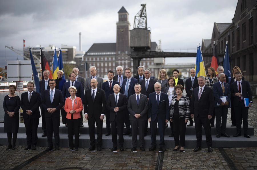 Die Teilnehmer an der Ukraine-Wiederaufbaukonferenz in Berlin.