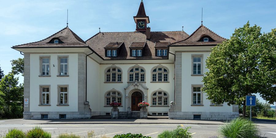 Das Schulhaus 2 an der Dorfstrasse 7 in Bellach.