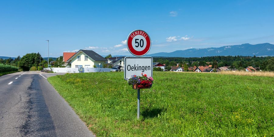 Die Ortstafel von Oekingen an der Oekingenstrasse.
