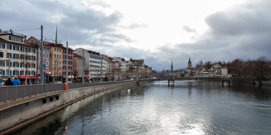 Die Limmat beim Niederdorf im Kreis 1 in Zürich.