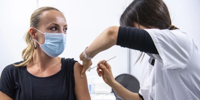 Studien über Impf-Nebenwirkungen haben insbesondere auf junge Leute einen Einfluss. Coronavirus