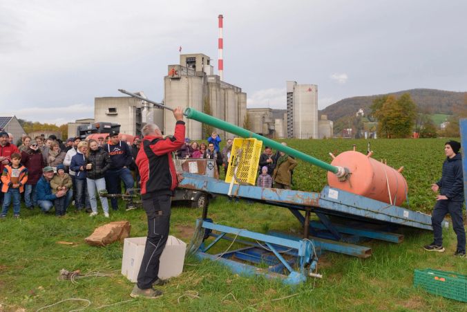 Die Luftdruck-Kanone wird geladen.