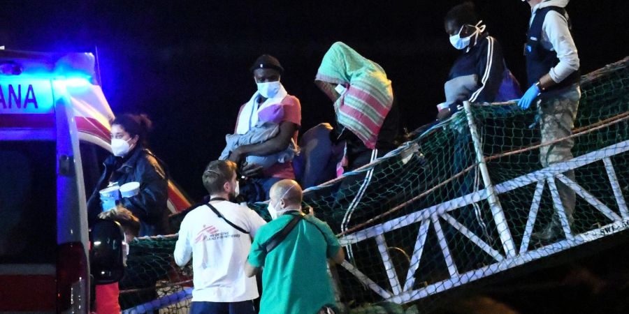 Italien liess gestern im Hafen von Catania mehrere Hundert Frauen, Kinder und Verletzte an Land.