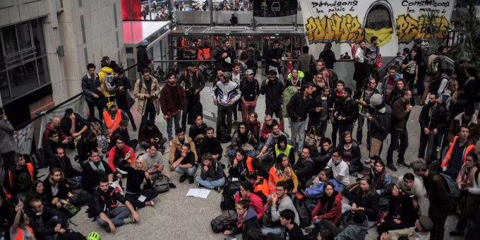 In Paris - Klima-Aktivisten und Gelbwesten besetzen Shopping-Center
