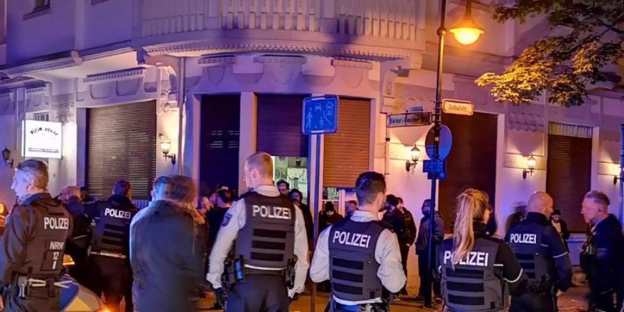 Polizisten stehen am Abend in der Innenstadt von Herne. Foto: Wtvnews/WTVnews/dpa