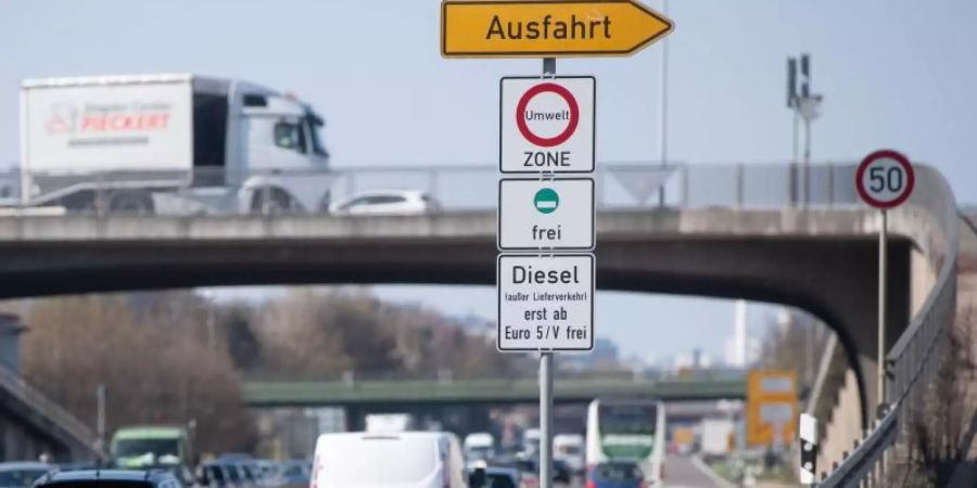 Ein Schild weist auf das Diesel-Fahrverbot für Dieselfahrzeuge unter Euro 5 hin. Foto: Marijan Murat/dpa