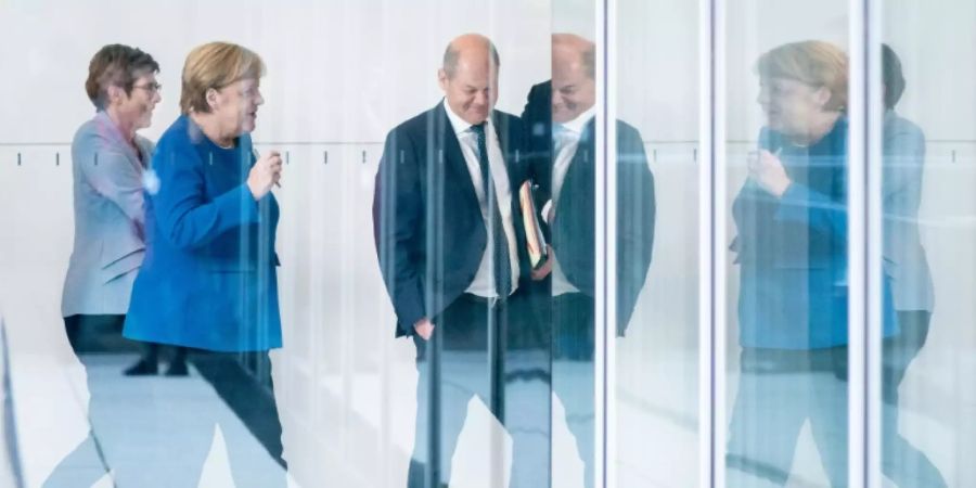 Merkel und AKK am Dienstag im Bundestag