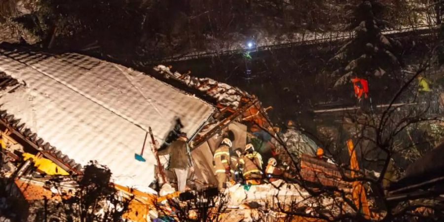 In der Gemeinde Bad Gastein ging eine Schlammlawine auf zwei Wohnhäuser nieder, zwei Menschen konnten gerettet werden. Foto: -/FEUERWEHR BAD GASTEIN/APA/dpa