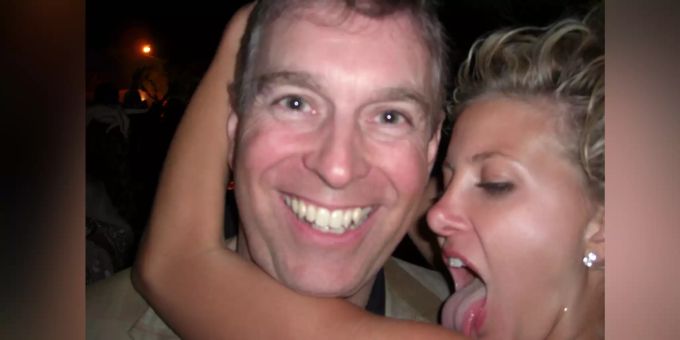 Wird ihm dieses Foto zum Verhängnis? Prinz Andrew feiert 2007 ausgelassen mit der Designerin Chris Von Aspen. prinz andrew