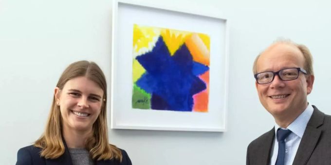 Landtagspräsident Andre Kuper (r) und Valeria Mack, Tochter des Künstlers Heinz Mack, vor dem Bild "Ohne Titel XXV" von Heinz Mack. Foto: Federico Gambarini/dpa Landtagspräsident Andre Kuper (r) und Valeria Mack, Tochter des Künstlers Heinz Mack, vor dem Bild "Ohne Titel XXV" von Heinz Mack. Foto: Federico Gambarini/dpa