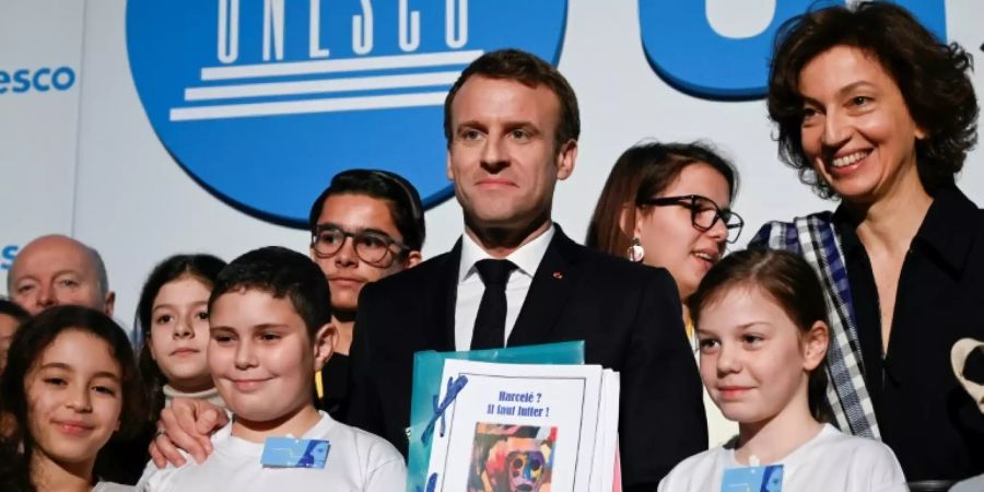 Macron mit Kindern und Unesco-Generaldirektorin Audrey Azoulay