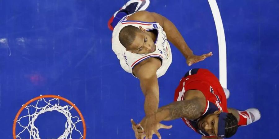 Bradley Beal (r)hatte mit den Washington Wizards gegen Al Horford von den Philadelphia 76ers das Nachsehen. Foto: Matt Slocum/AP/dpa