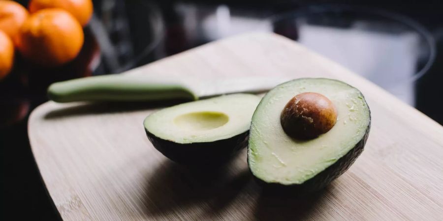 Eine aufgeschnittene Avocado