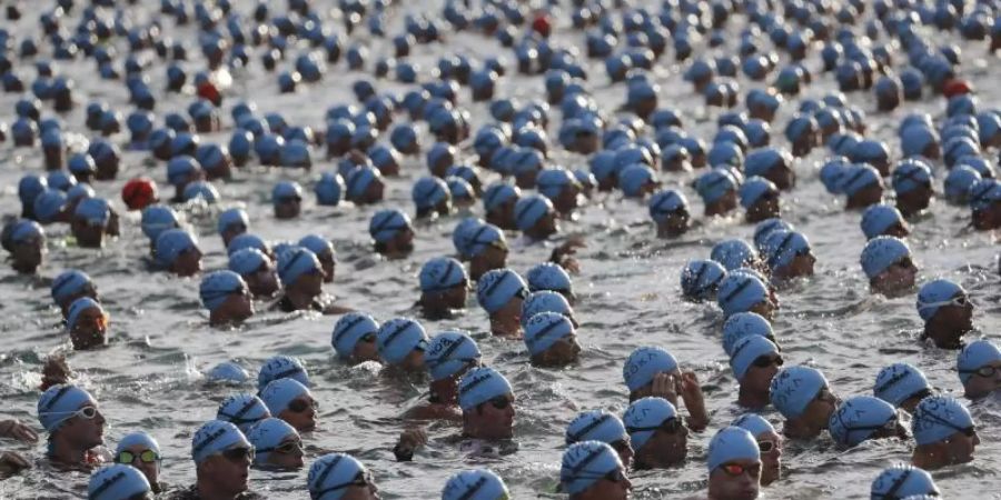 Triathleten aus aller Welt starten beim Ironman auf Hawaii. Foto: Marco Garcia/AP/dpa