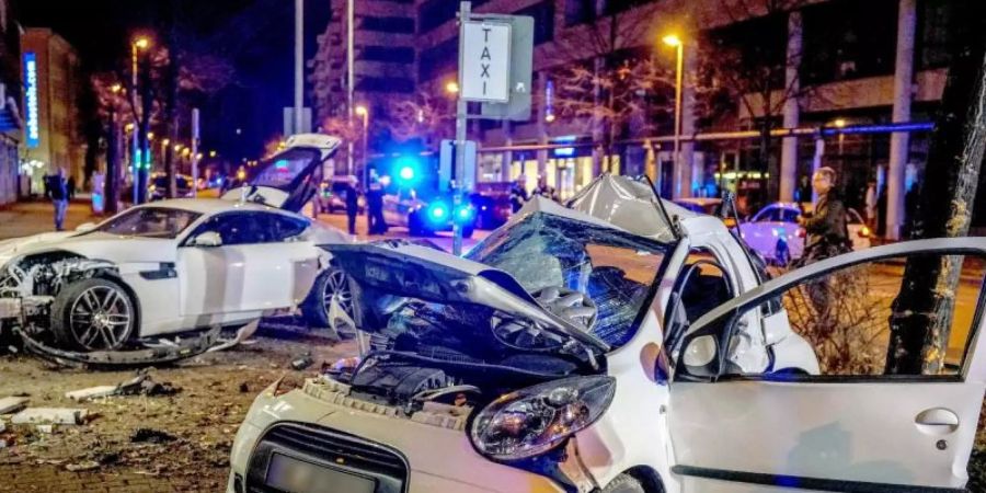 Zwei Autos stehen nach einem Zusammenprall am Strassenrand. Foto: Kohls/SDMG/dpa/Illustration