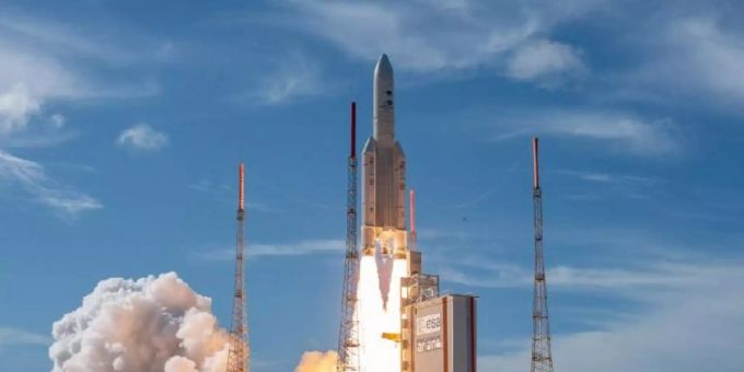 Eine Esa-Rakete vom Typ Ariane 5 startet. esa raumfahrt