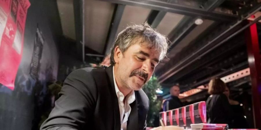 Deniz Yücel stellt sein Buch «Agentterrorist» in Berlin vor. Foto: Christoph Soeder/dpa